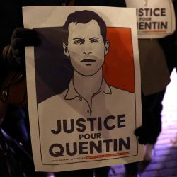 Un manifestante sostiene un retrato durante una concentración en homenaje a Quentin Deranque en Lille, en el norte de Francia. Foto de Sameer AL-DOUMY / AFP | Foto:AFP
