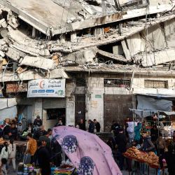 Palestinos compran alimentos debajo de un edificio destruido en el mercado Zawiya de la ciudad de Gaza por Ramadán. Foto de Omar AL-QATTAA / AFP | Foto:AFP