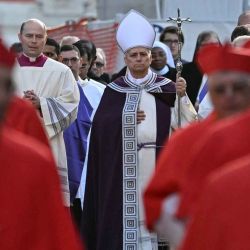 El Papa León XIV asiste a una procesión penitencial fuera de la Iglesia de San Anselmo en la Colina del Aventino en Roma. Foto de Andreas SOLARO / AFP | Foto:AFP