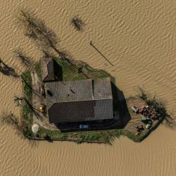 Una vista aérea muestra agua de inundación rodeando casas en Saint-Pardoux-du-Breuil, cerca de Marmande. Francia. Foto de Ed JONES / AFP  | Foto:AFP