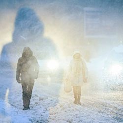 Personas caminan por un bulevar bajo una intensa nevada en Bucarest, Rumania. Foto de Daniel MIHAILESCU / AFP | Foto:AFP