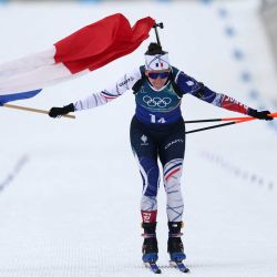 Julia Simon de Francia celebra al cruzar la línea de meta en la prueba de relevos femeninos de biatlón 4x6 km durante los Juegos Olímpicos de Invierno. Foto de FRANCK FIFE / AFP  | Foto:AFP