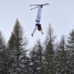 Xu Mengtao de China compite en la final 2 de esquí acrobático femenino durante los Juegos Olímpicos de Invierno Milano Cortina. Foto de Jeff PACHOUD / AFP | Foto:AFP