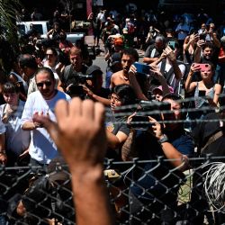 Trabajadores de la empresa argentina de neumáticos Fate se reúnen durante una protesta contra el anuncio del cierre de la compañía y el despido de más de 900 empleados, en Virreyes, provincia de Buenos Aires, Argentina. Foto de Luis ROBAYO / AFP | Foto:AFP