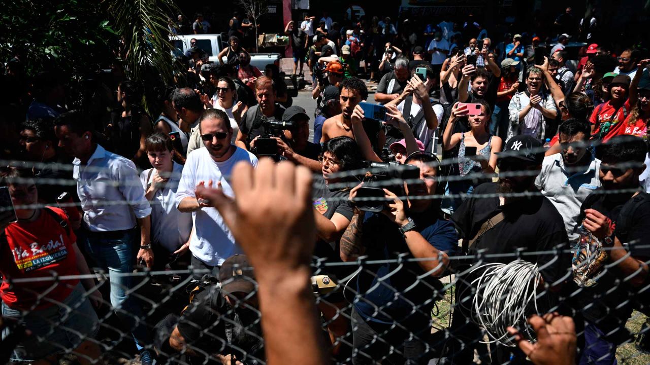 Trabajadores de la empresa argentina de neumáticos Fate se reúnen durante una protesta contra el anuncio del cierre de la compañía y el despido de más de 900 empleados, en Virreyes, provincia de Buenos Aires, Argentina. Foto de Luis ROBAYO / AFP | Foto:AFP