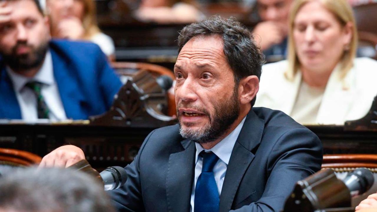 Ferraro: “El jefe de Gabinete es un salvavidas de plomo para el propio presidente Milei”
