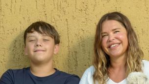 Thiago junto a su madre, Nazarena Vélez