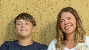 Thiago junto a su madre, Nazarena Vélez