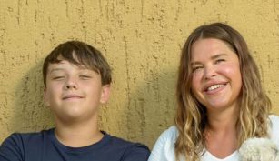 Thiago junto a su madre, Nazarena Vélez