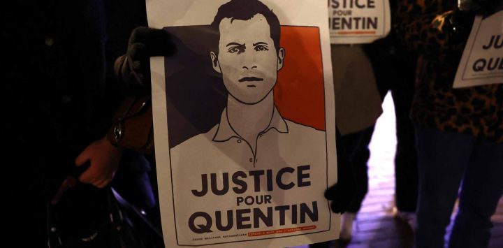 Un manifestante sostiene un retrato durante una concentración en homenaje a Quentin Deranque en Lille, en el norte de Francia. Foto de Sameer AL-DOUMY / AFP