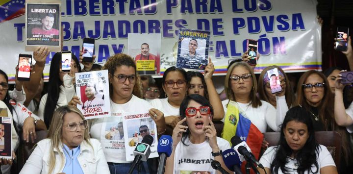 El abogado Zimaru Fuentes habla acompañado de familiares y representantes legales de los trabajadores petroleros detenidos en Venezuela. Foto de Pedro MATTEY / AFP