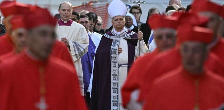 El Papa León XIV asiste a una procesión penitencial fuera de la Iglesia de San Anselmo en la Colina del Aventino en Roma. Foto de Andreas SOLARO / AFP