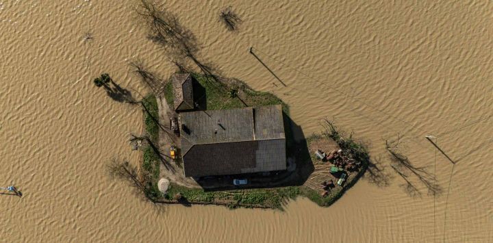 Una vista aérea muestra agua de inundación rodeando casas en Saint-Pardoux-du-Breuil, cerca de Marmande. Francia. Foto de Ed JONES / AFP 