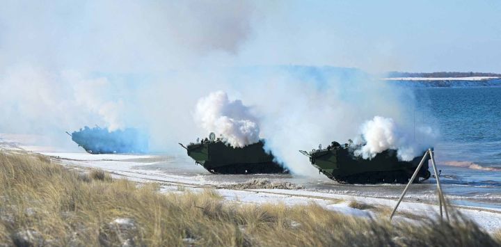 Soldados en embarcaciones anfibias participan en el ejercicio STEADFAST DART 26 de la OTAN en Putlos, Alemania. Foto de Fabian Bimmer / AFP