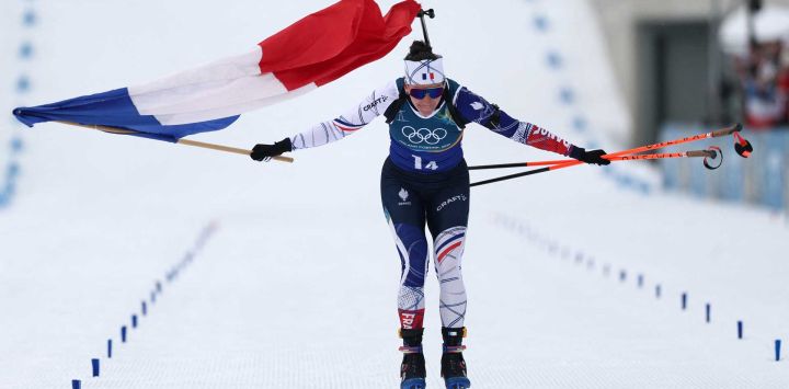 Julia Simon de Francia celebra al cruzar la línea de meta en la prueba de relevos femeninos de biatlón 4x6 km durante los Juegos Olímpicos de Invierno. Foto de FRANCK FIFE / AFP 