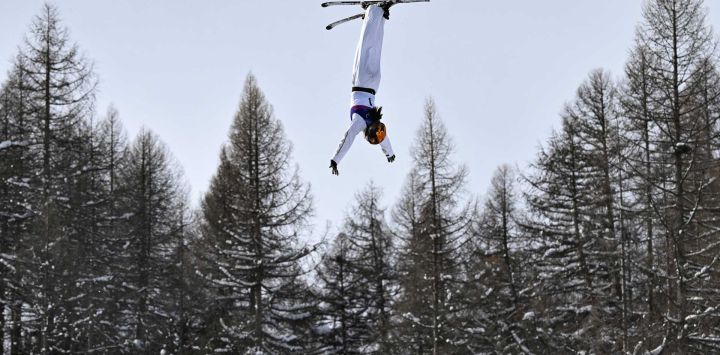 Xu Mengtao de China compite en la final 2 de esquí acrobático femenino durante los Juegos Olímpicos de Invierno Milano Cortina. Foto de Jeff PACHOUD / AFP