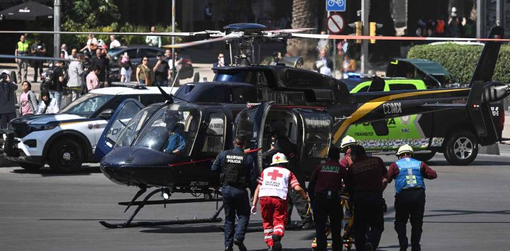 Un helicóptero de la Secretaría de Seguridad Pública aterriza en la Avenida Reforma para evacuar a los participantes de un simulacro de terremoto en México . Foto de Yuri CORTEZ / AFP