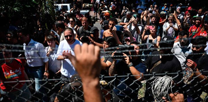 Trabajadores de la empresa argentina de neumáticos Fate se reúnen durante una protesta contra el anuncio del cierre de la compañía y el despido de más de 900 empleados, en Virreyes, provincia de Buenos Aires, Argentina. Foto de Luis ROBAYO / AFP