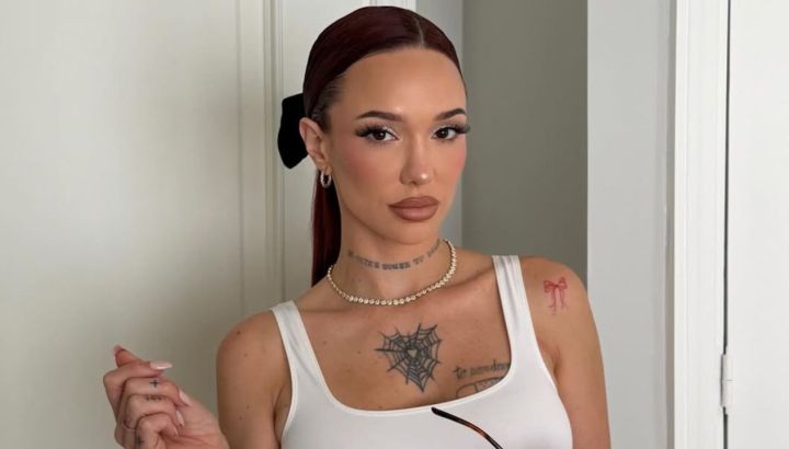 Así es el cuarto de arte de las hijas de La Joaqui: espejo gigante, atriles de pintura y cuadros