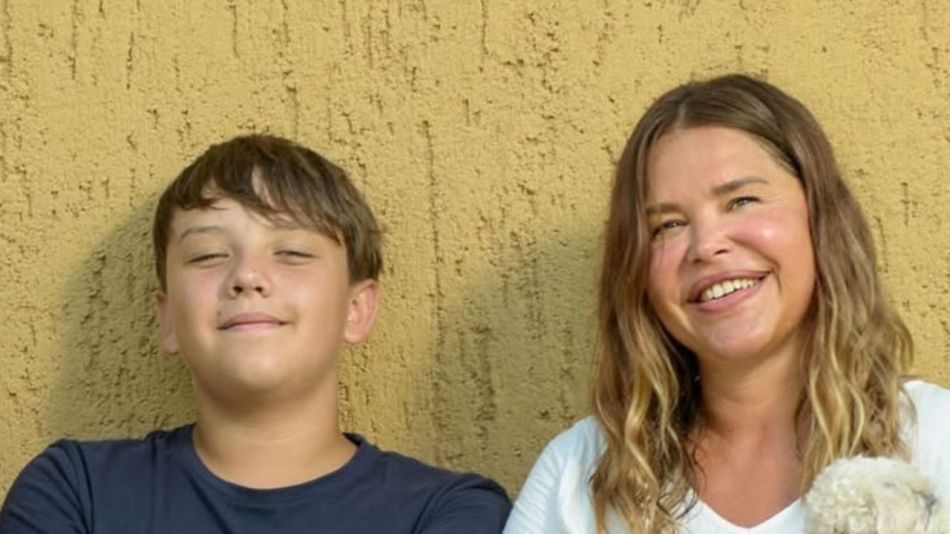 Thiago junto a su madre, Nazarena Vélez