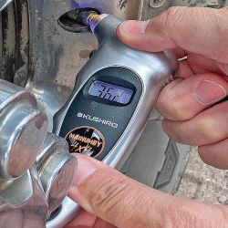 Los neumáticos se endurecen en la medida que ascendemos por la montaña. Por qué y cómo corregirlo.