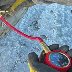 Los neumáticos se endurecen en la medida que ascendemos por la montaña. Por qué y cómo corregirlo.