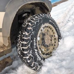 Los neumáticos se endurecen en la medida que ascendemos por la montaña. Por qué y cómo corregirlo.