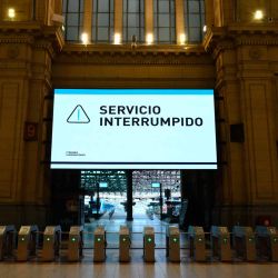 Un tablero electrónico muestra "Servicio interrumpido" en la estación de tren Constitución, cerrada durante una huelga general de 24 horas convocada por los sindicatos de trabajadores contra la reforma laboral del presidente Javier Milei en Buenos Aires. Foto de Luis ROBAYO / AFP | Foto:AFP
