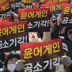Partidarios del expresidente destituido de Corea del Sur, Yoon Suk Yeol, con carteles que dicen "¡Yoon de nuevo!" frente al Tribunal del Distrito Central de Seúl. Foto de Jung Yeon-je / AFP | Foto:AFP