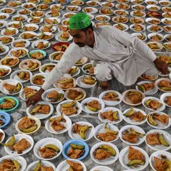 Un voluntario prepara los platos de comida de Iftar en el primer día del mes sagrado islámico de Ramadán en el santuario Data Darbar en Lahore. Foto de Arif ALI / AFP | Foto:AFP