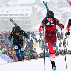 Nikita Filippov, Arno Lietha y Ot Ferrer Martínez en la segunda semifinal del sprint masculino de esquí en los Juegos Olímpicos de Invierno Milán. Foto de Fabrice COFFRINI / AFP | Foto:AFP