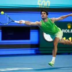 Carlos Alcaraz de España durante su partido de cuartos de final individuales masculinos en el torneo de tenis Qatar Open en Doha. Foto de Karim JAAFAR / AFP | Foto:AFP