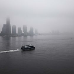 Un transbordador navega por el East River durante un clima con niebla en la ciudad de Nueva York. Foto de CHARLY TRIBALLEAU / AFP | Foto:AFP