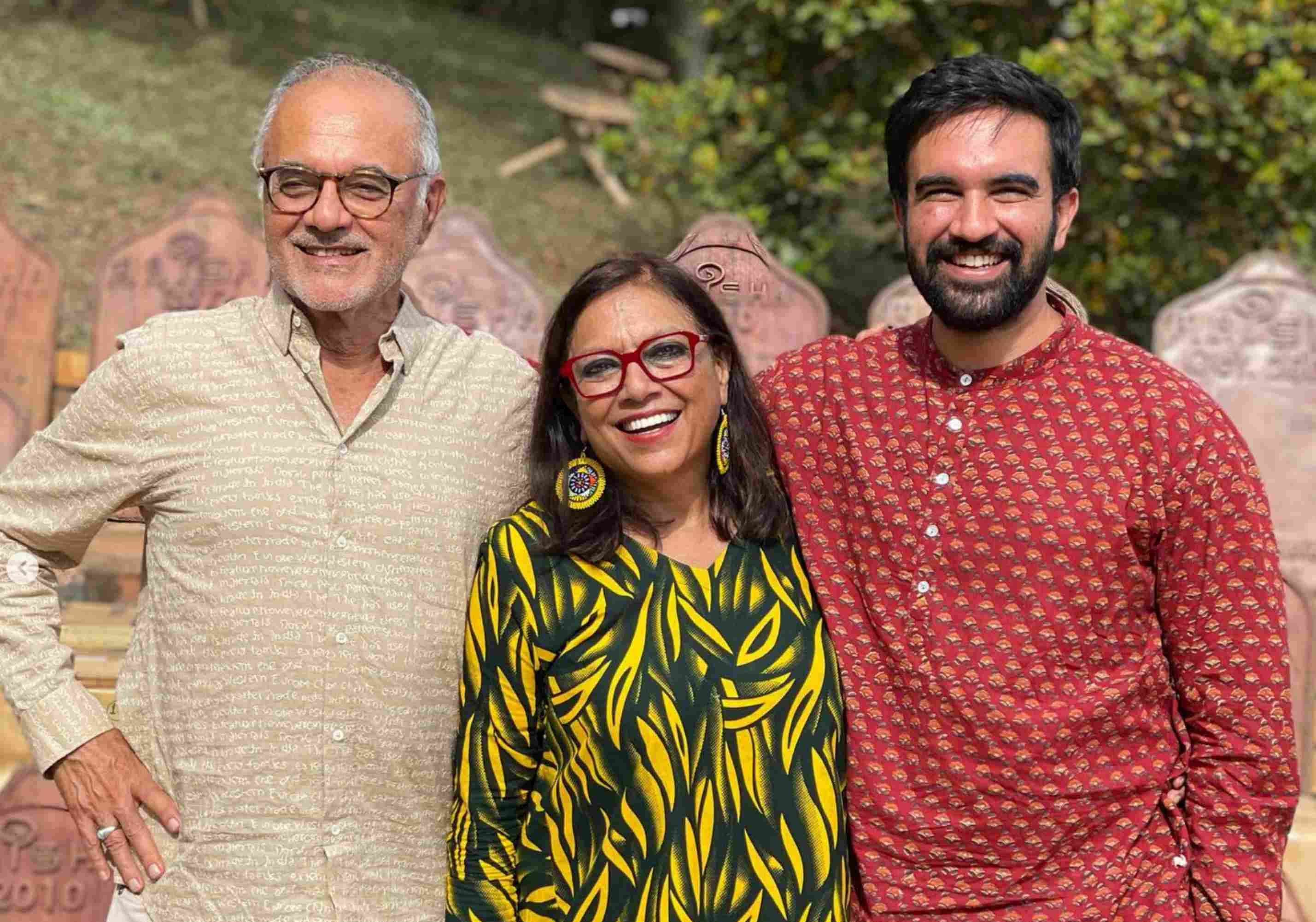 Zohran Mamdani (de rojo), su padre Mahmood Mamdani, y su madre Mira Nair.