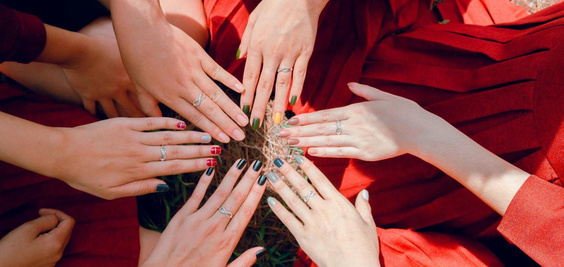 Tendencias de uñas en mayo: conocé el Dip Powder que no requiere lámpara led