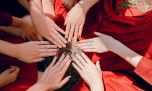 Tendencias de uñas en mayo: conocé el Dip Powder que no requiere lámpara led
