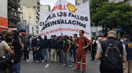 Trabajadores intentan cruzar el Puente Pueyrredón para llegar al Congreso