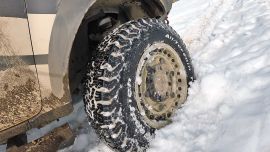 Los neumáticos se endurecen en la medida que ascendemos por la montaña. Por qué y cómo corregirlo.