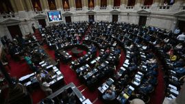 Miembros de la cámara de diputados asisten a una sesión para debatir reformas de la ley laboral en el Congreso Nacional. Foto de Luis ROBAYO / AFP