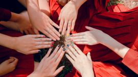 Tendencias de uñas en mayo: conocé el Dip Powder que no requiere lámpara led