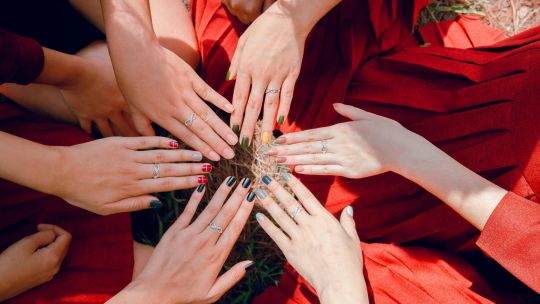 Tendencias de uñas en mayo: conocé el Dip Powder que no requiere lámpara led