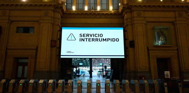 Un tablero electrónico muestra "Servicio interrumpido" en la estación de tren Constitución, cerrada durante una huelga general de 24 horas convocada por los sindicatos de trabajadores contra la reforma laboral del presidente Javier Milei en Buenos Aires. Foto de Luis ROBAYO / AFP