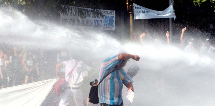Movilización e incidentes a fuera del Congreso durante la sesión en Diputados por la Reforma Laboral, Buenos Aires. Argentina. Foto de Pablo Cuarterolo