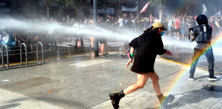 Movilización e incidentes a fuera del Congreso durante la sesión en Diputados por la Reforma Laboral, Buenos Aires. Argentina. Foto de Pablo Cuarterolo