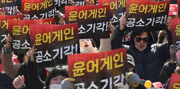 Partidarios del expresidente destituido de Corea del Sur, Yoon Suk Yeol, con carteles que dicen "¡Yoon de nuevo!" frente al Tribunal del Distrito Central de Seúl. Foto de Jung Yeon-je / AFP