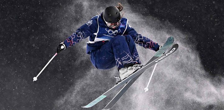 Zoe Atkin de Gran Bretaña en la clasificación del halfpipe de freeski femenino durante los Juegos Olímpicos de Invierno Milano Cortina. Foto de Kirill KUDRYAVTSEV / AFP