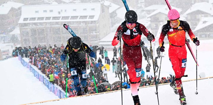 Nikita Filippov, Arno Lietha y Ot Ferrer Martínez en la segunda semifinal del sprint masculino de esquí en los Juegos Olímpicos de Invierno Milán. Foto de Fabrice COFFRINI / AFP
