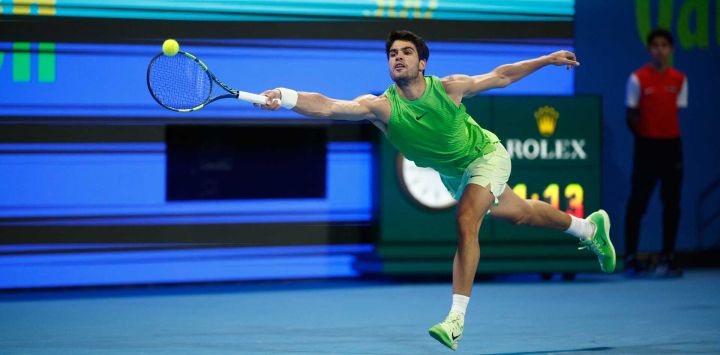 Carlos Alcaraz de España durante su partido de cuartos de final individuales masculinos en el torneo de tenis Qatar Open en Doha. Foto de Karim JAAFAR / AFP