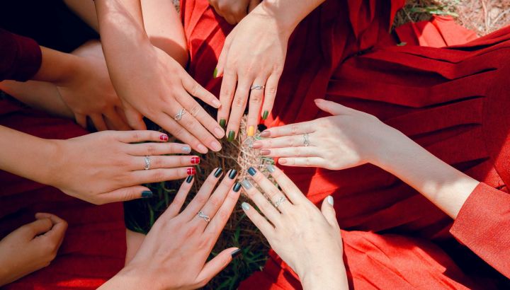 Tendencias de uñas en mayo: conocé el Dip Powder que no requiere lámpara led