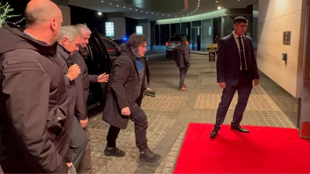 El presidente Javier Milei llegó a Washington este miércoles por la noche para participar del primer encuentro del Consejo de Paz de Donald Trump